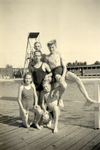 825391 Afbeelding van een enkele jongens en een meisje bij één van de zwembaden van de Zweminrichting De Liesbosch ...